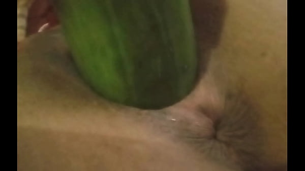 Me masturbo con un pepino