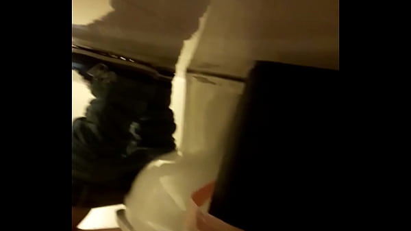 Espiando en el ba&ntilde;o del cine.