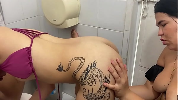mi amiga nos invita a piscina y lo que hacemos es follar entre las tres dentro del ba&ntilde;o 
