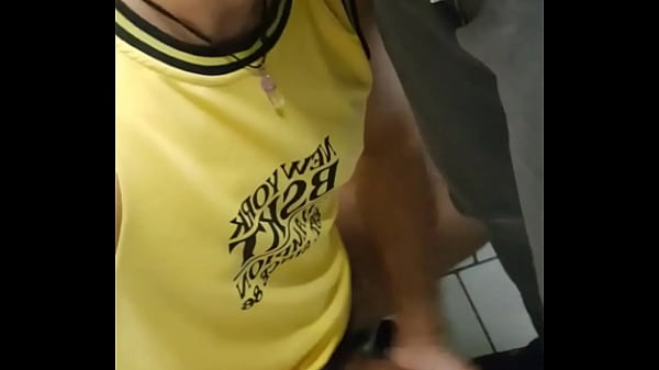 NAMORADA DO CARA N&Atilde;O GOSTA DE DA O CUZINHO EU DEI NO BANHEIRO DO TRAMPO.