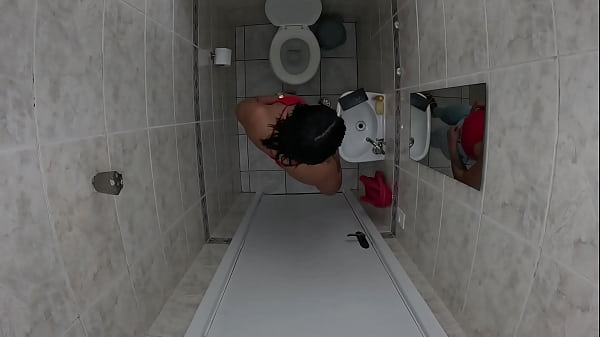 Foi no banheiro da amiga mijar acabou batendo uma esqueceu de trancar a porta amigo entrou e meteu a rola nela