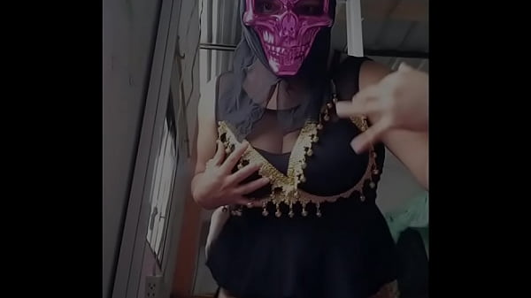 ELLA ES LA ZORRA DE LA CASA!! HERMANASTRA ME SEDUCE CON UNA MASCARA SEXY Y UNA DANZA ARABE AL ESTILO DE TOOPLES. PORNO REAL CASERO DE MORENA CALIENTE.