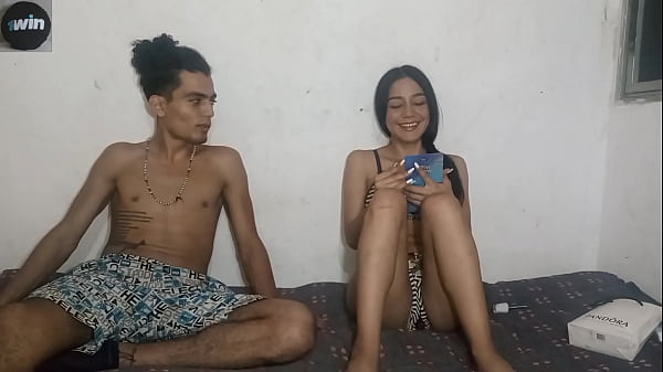 HERMANASTRA SE DEJA HACER UN MASAJE DE SU COMPA&Ntilde;ERO DE CUARTO- ESTA ES LA 2 VEZ QUE ELLOS FOLLAN SIN QUE NADIE LOS VEA FOLLANDO  