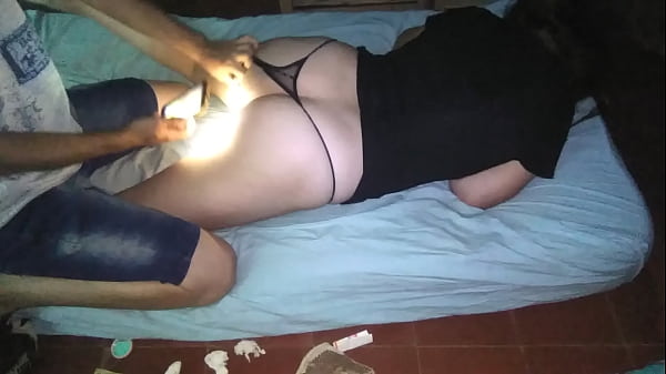 La masturbo mientras grabo con mi telefono al anochecer 