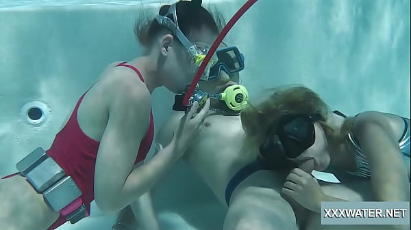 Hot babes suck of a dude in the pool  