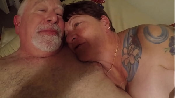 MATURE GIVING GREAT BLOWJOB