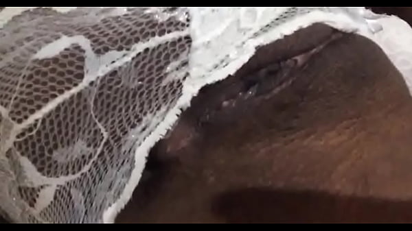 Puta negra alisando a buceta  