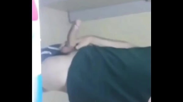 Gay bun isi freaca pula in baie  