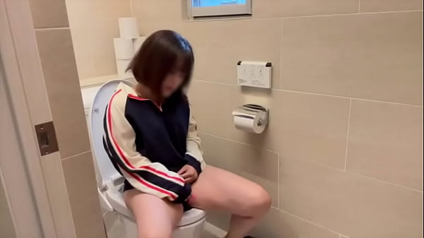 【女子◯生のトイレオナニー】我慢できなくなってト◯レでオナニーしてしまう女子◯生。  