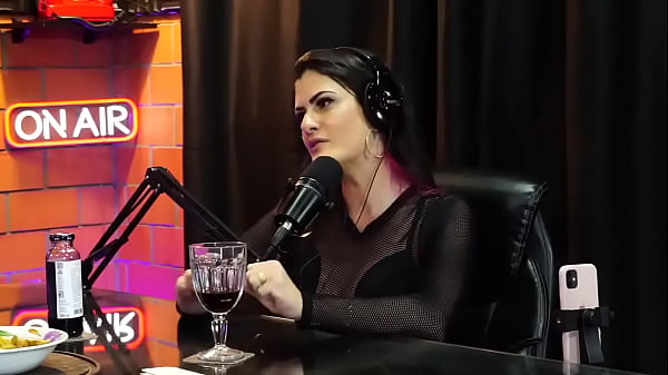 Casais contratam ela e o esposo para iniciar na troca de casais e no m&eacute;nage a trois. 