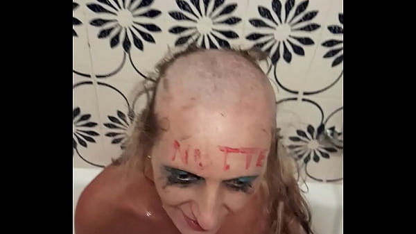 Deutsche Milf Sandra Kehlenfick kotzen Glatze Haare schneiden