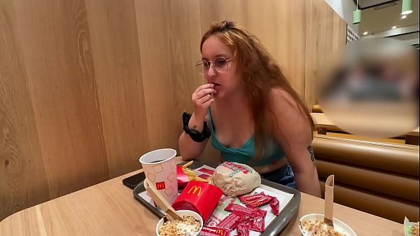 Paramos para comer e ela queria mostrar os seios - Trix Mendes