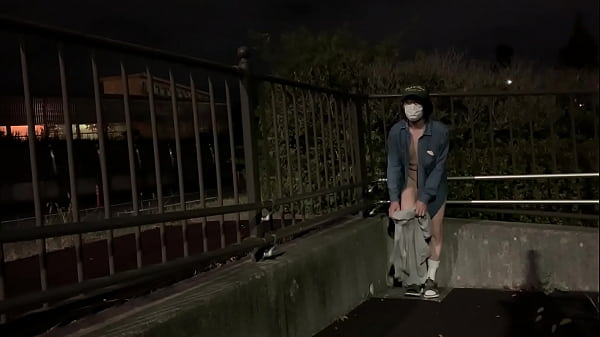 女装まゆが国道脇で全裸露出 