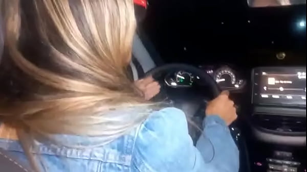 Cliente chamou Uber , e veio uma motorista loira gata que se surpreendeu com os 25 cm do passageiro que deu leite na boca e no cuz&atilde;o.