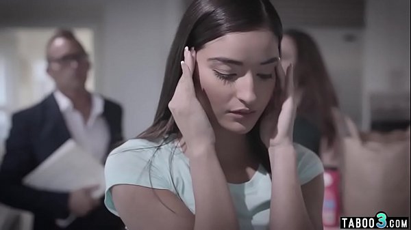 Brunetten teen chick blows her horny