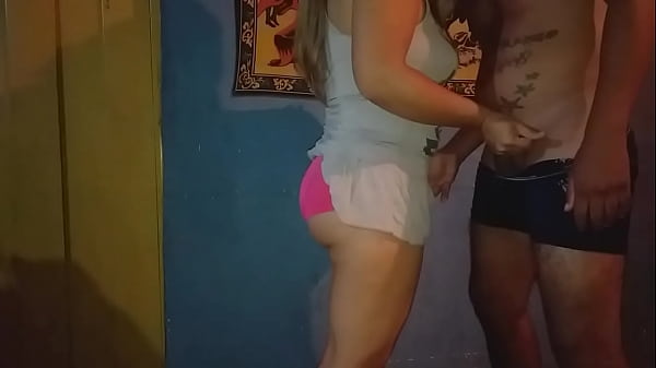 Tengo sexo con el mejor amigo de mi esposo y le saco toda la leche de su verga 