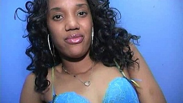 Ebony backs her booty all the way to the gloryhole 28