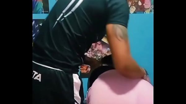 Me follo a mi hermanastra en el gym ella quiere est&aacute;s fitness