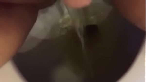 Isabella Holloway Peeing