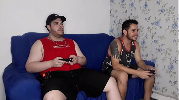 Apostando o Cu No Video Game e o Puto Saiu Daqui Vazando Leite - Parte 1 - Tava em casa cheio de tes&atilde;o e meu amigo meu aqui jogar, mas meu pau n&atilde;o abaixava 