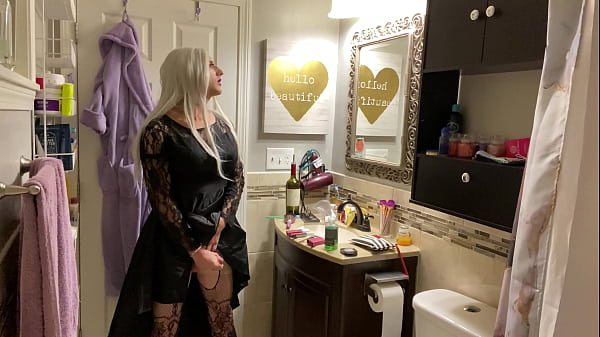 Emo Crossdresser Puts on Buttplug and Jerks Off 