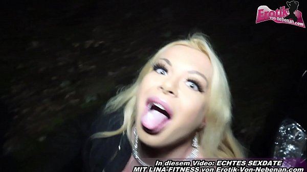 Deutsche Prostitutierte fickt anal f&uuml;r Geld und steckt ihn danach in den Mund outdoor am Auto  