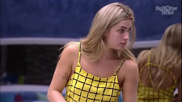 bbb 15 - Aline trocando biquini