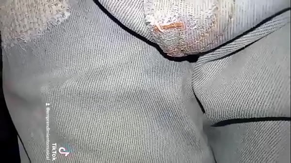 Pa&ntilde;al orinado con pantalones de denim mojado en gran parte 