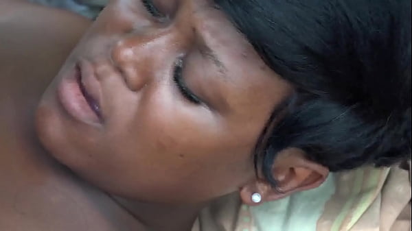 Another way to enjoy my neighbor in the abandoned and surprised garage masturbating her pussy with a dildo. What pleases is his way of kissing and moaning with the full -filled sperm