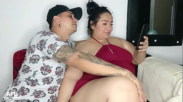 Eso de mirar cosas en el celular de mi hermanastra siempre terminada con una buena follada - Parte 1