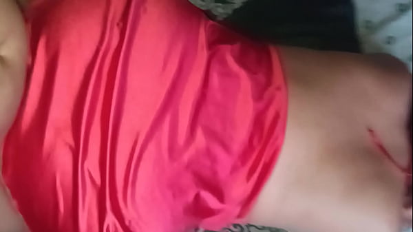 Le subo vestido, a&uacute;n lado la tanga y adentro mi verga 