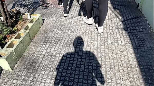 marcando tanga caminando por la calle  