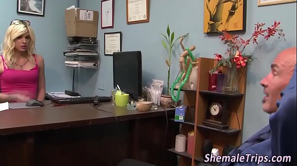 Shemales mouth cummed in