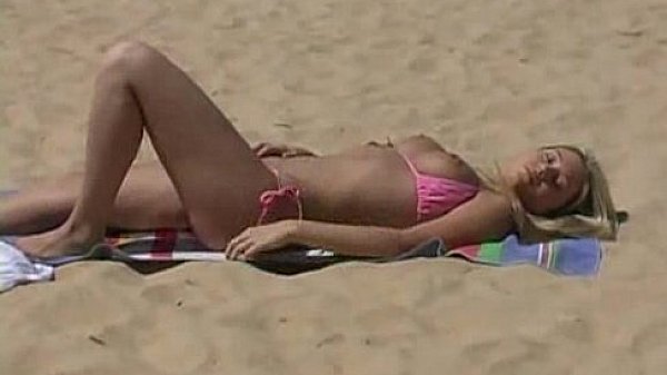 Angel masturbandose en el la playa