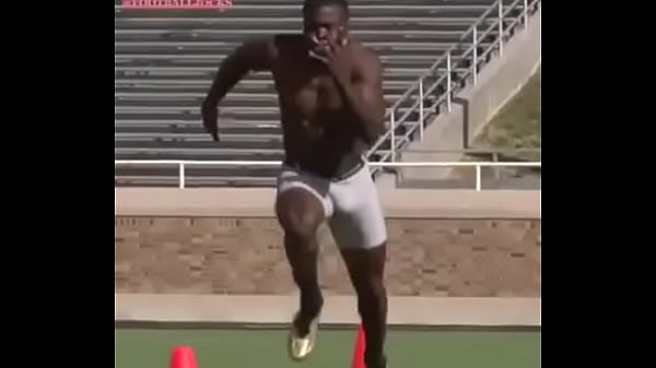 Neg&atilde;o correndo de pau duro