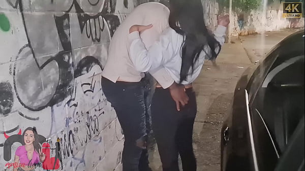 Sai com o meu marido de casa apenas para comprar cigarro mas ao encontrar um negro gostoso parei para foder.