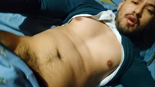 Activo masturbando sus 19cm de polla