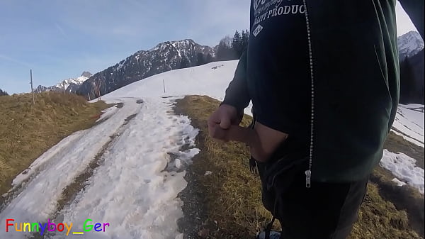 Wei&szlig;er Schnee und wei&szlig;es Sperma in den Bergen. Mitten auf dem Wanderweg musste ich einfach meinen Schwanz rausholen und bis zum Abspritzen wichsen.