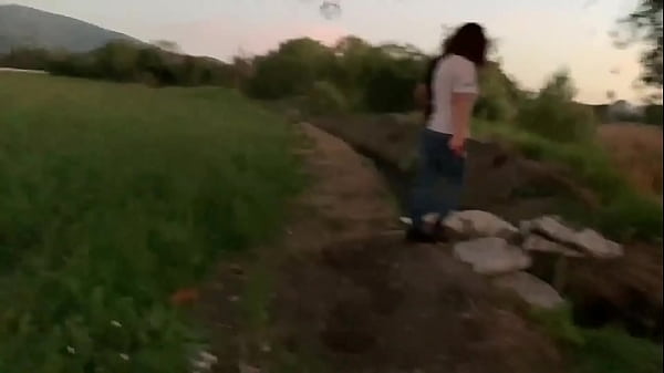 Morrita cogiendo en el cerro