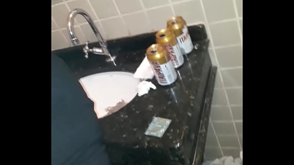 Comendo a gostosa no banheiro