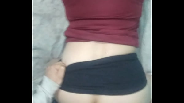 provocativa de perrito: sin nada debajo de su pollerita y con una camiseta ajustada