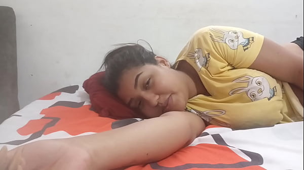 Keilimar le duele la espalda pero no duda en probar la polla de su vecino