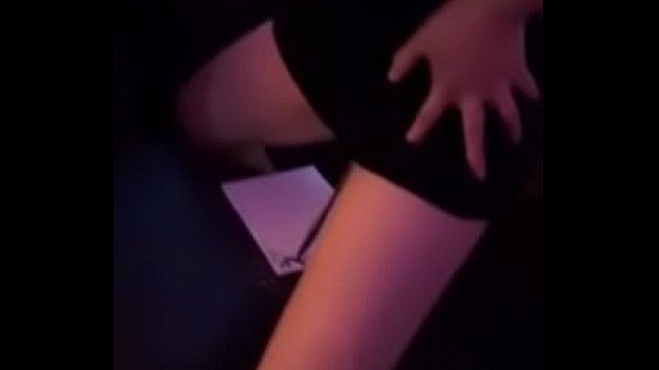 KTV小姐多才多艺夹着毛笔写字 