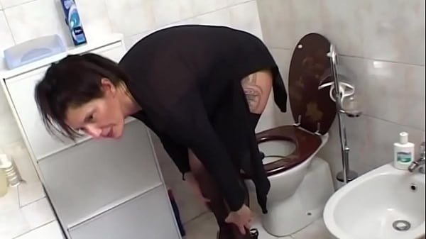 Fulvia mentre piscia si fa prendere dalla voglia di essere scopata e lo succhia tutto