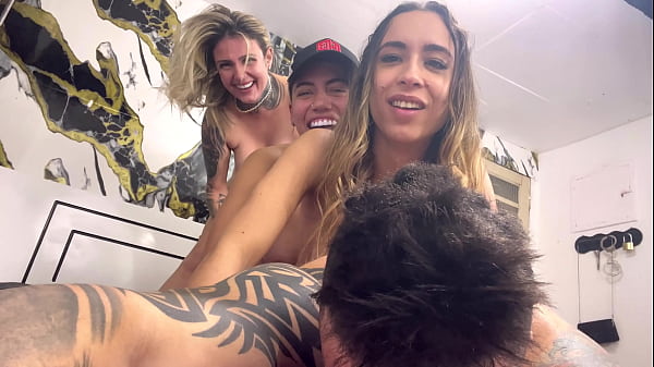 minhas amigas da faculdade quis fazer uma suruba na minha casa! Todo mundo se comeu todas gozaram no cu e na buceta qui del&iacute;cia !