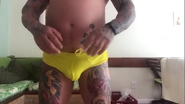 Exibindo de sunga amarela