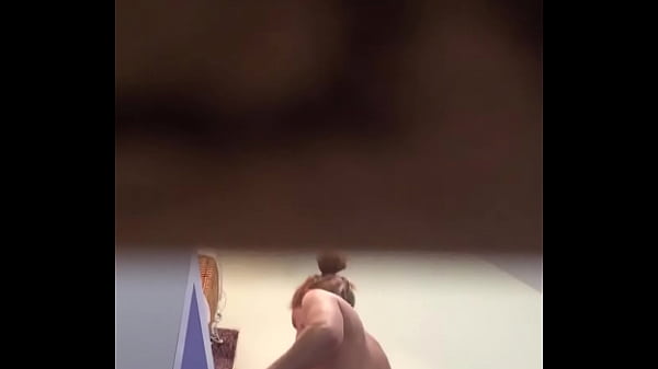 Gostosa no banheiro sendo gravada escondido