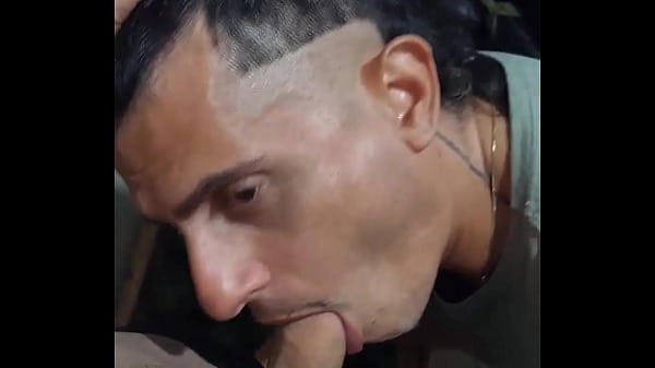 Novinho cheio de tesao na pica me deu leite na boca