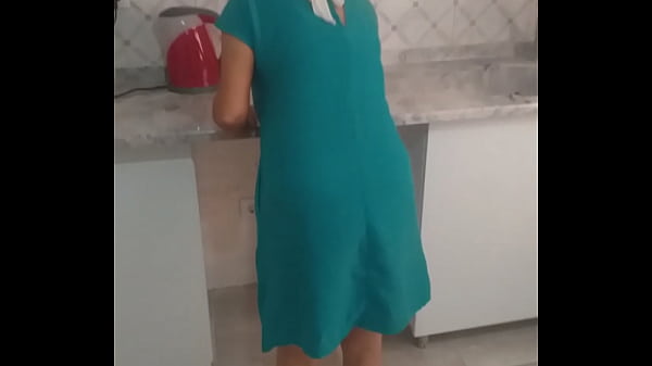 Seksi &uuml;vey annem doğal mutfak temizligi 