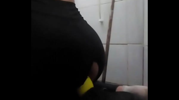 Cavalgando no penis de meia 